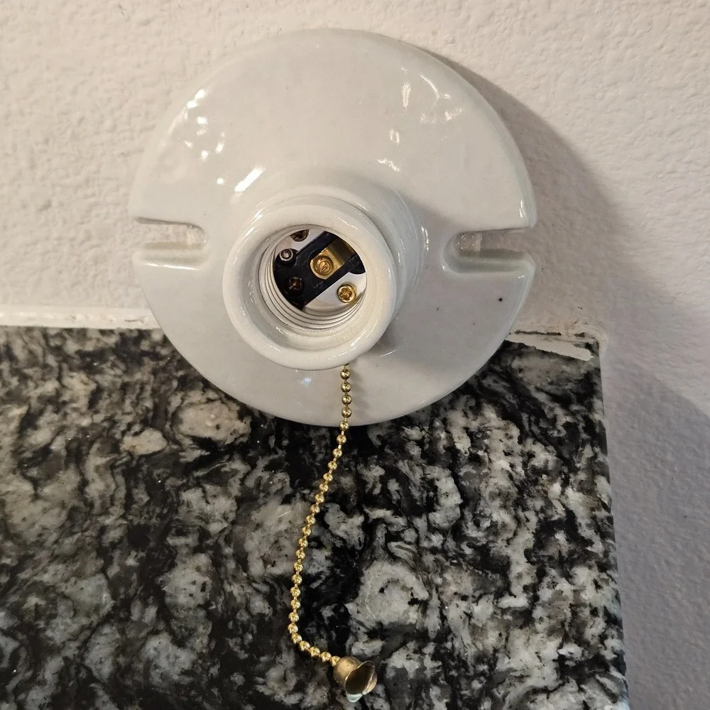 GE Medium Base Porcelain Lampholder‎ with Pull Chain Model 18303
